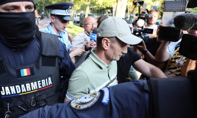 Alexandru Balan, fost sef din cadrul Serviciului de Informatii si Securitate al Republicii Moldova, acuzat de tradare si transmiterea de informatii secrete catre KGB din Belarus, iese din sediul DIICOT