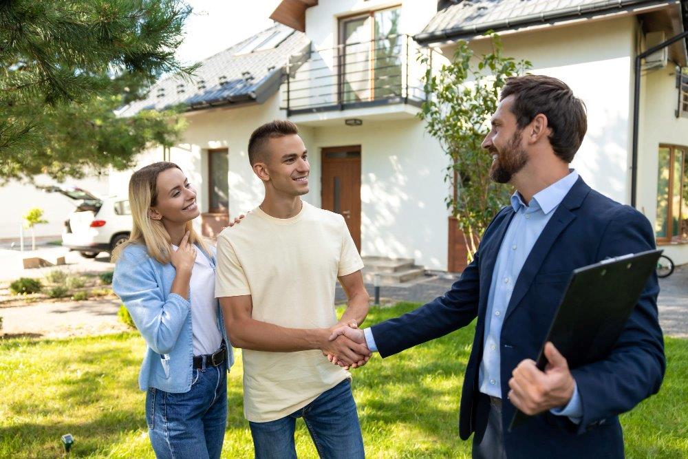 Checklist esențial la vizionarea unei case cu curte: 10 aspecte de care să ții cont