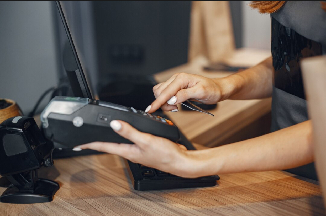 Concediată pentru un detergent de 3 euro. Prin ce a trecut o casieră din Italia