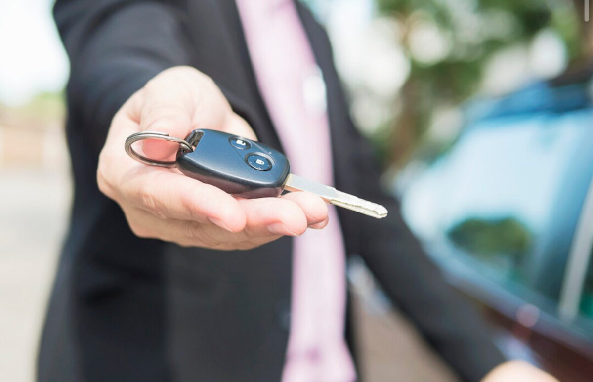 Unii români își vând mașinile, spunând că nu mai au bani de carburant