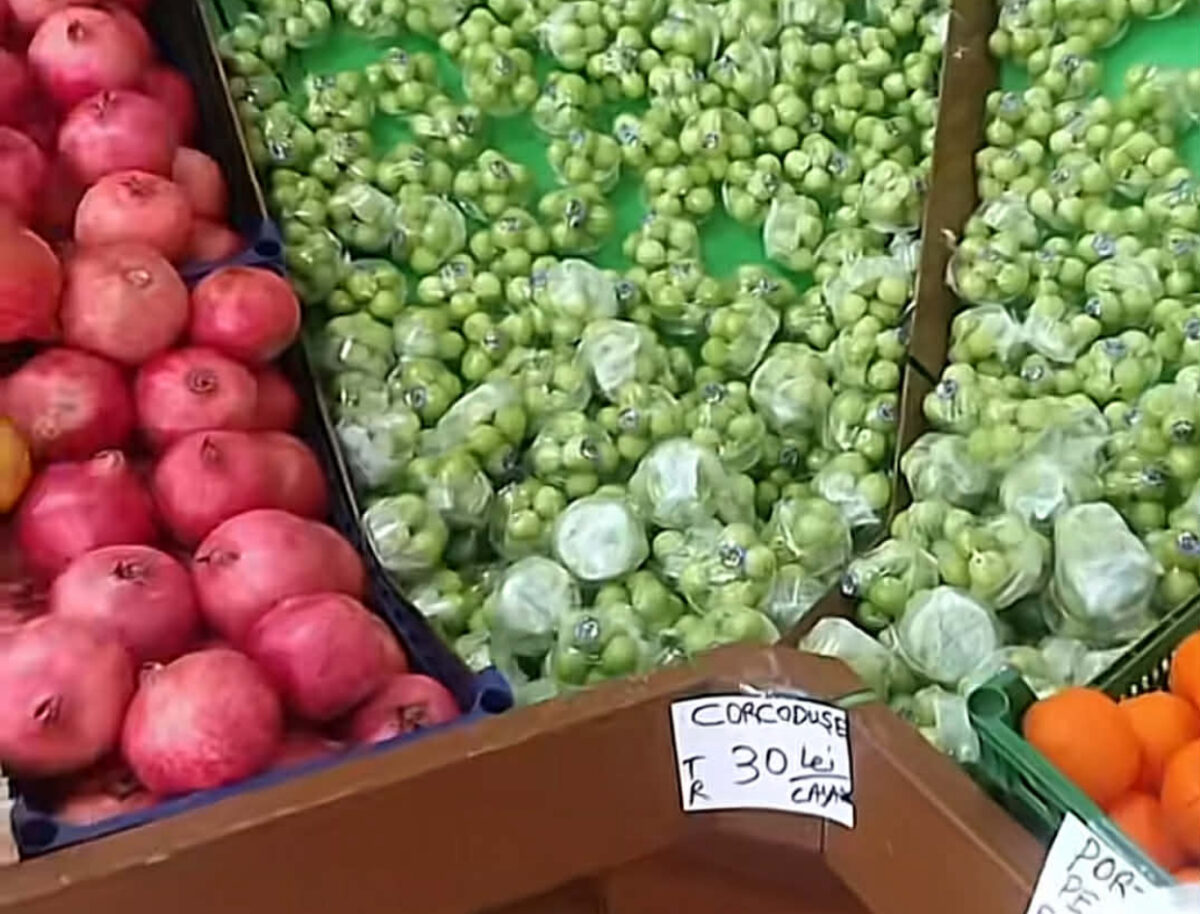 Primele corcodușe turcești în București. Opt fructe se vând cu 30 de lei