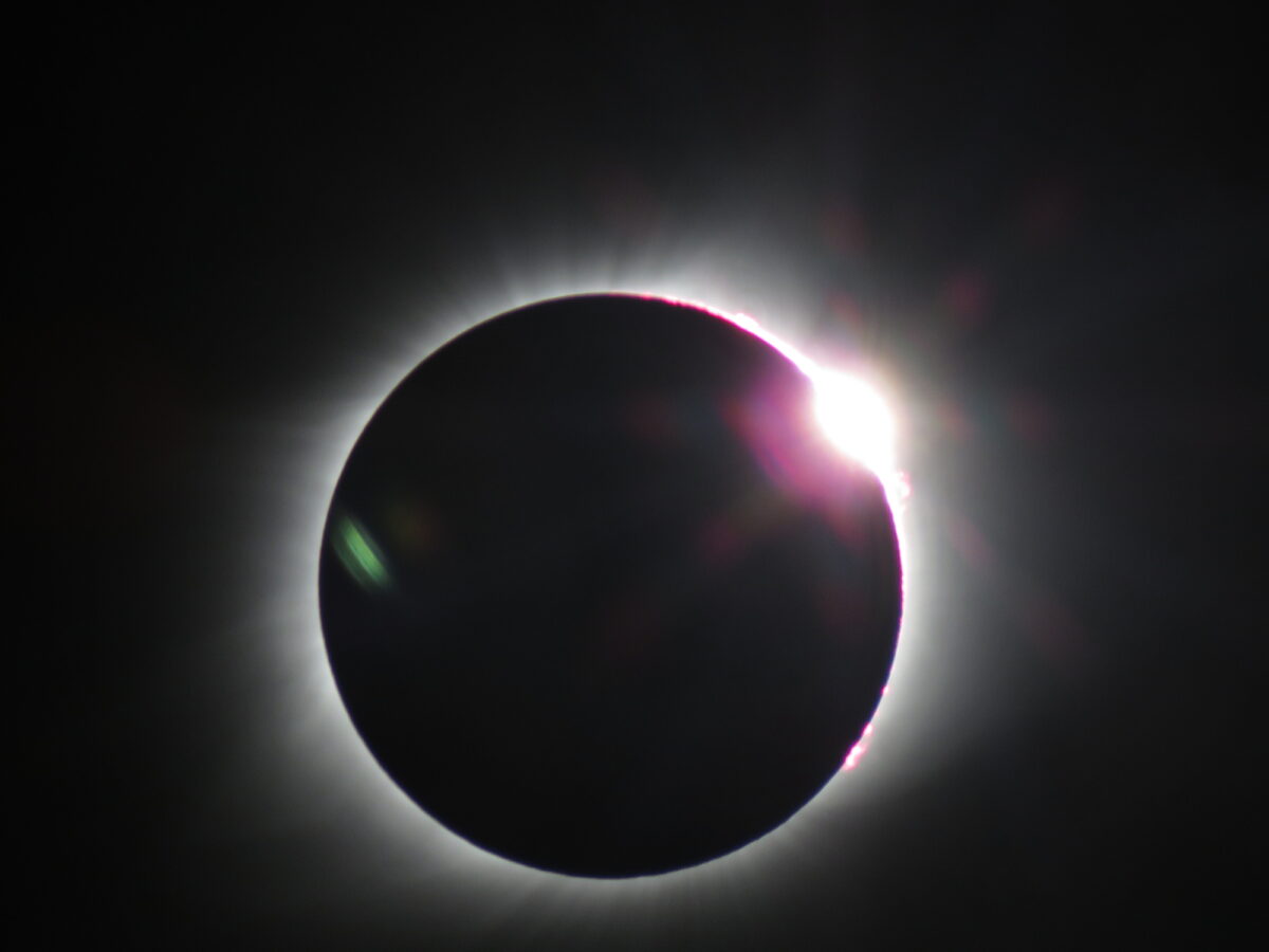 Eclipsa de Lună aduce schimbări profesionale pentru patru zodii. Schimbări de direcție și oportunități noi