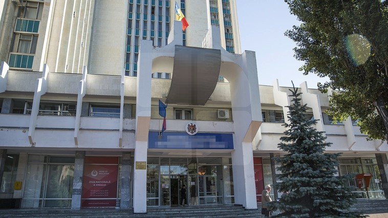 Securitate drastică la o instanţă din Chişinău. În sălile de judecată nu mai ajung nici justiţiabilii. Video