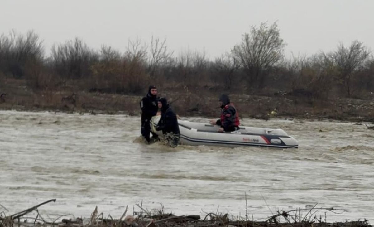 Inundații în județul Vrancea. Salvări cu barca, evacuări preventive și mobilizare masivă a forțelor de intervenție