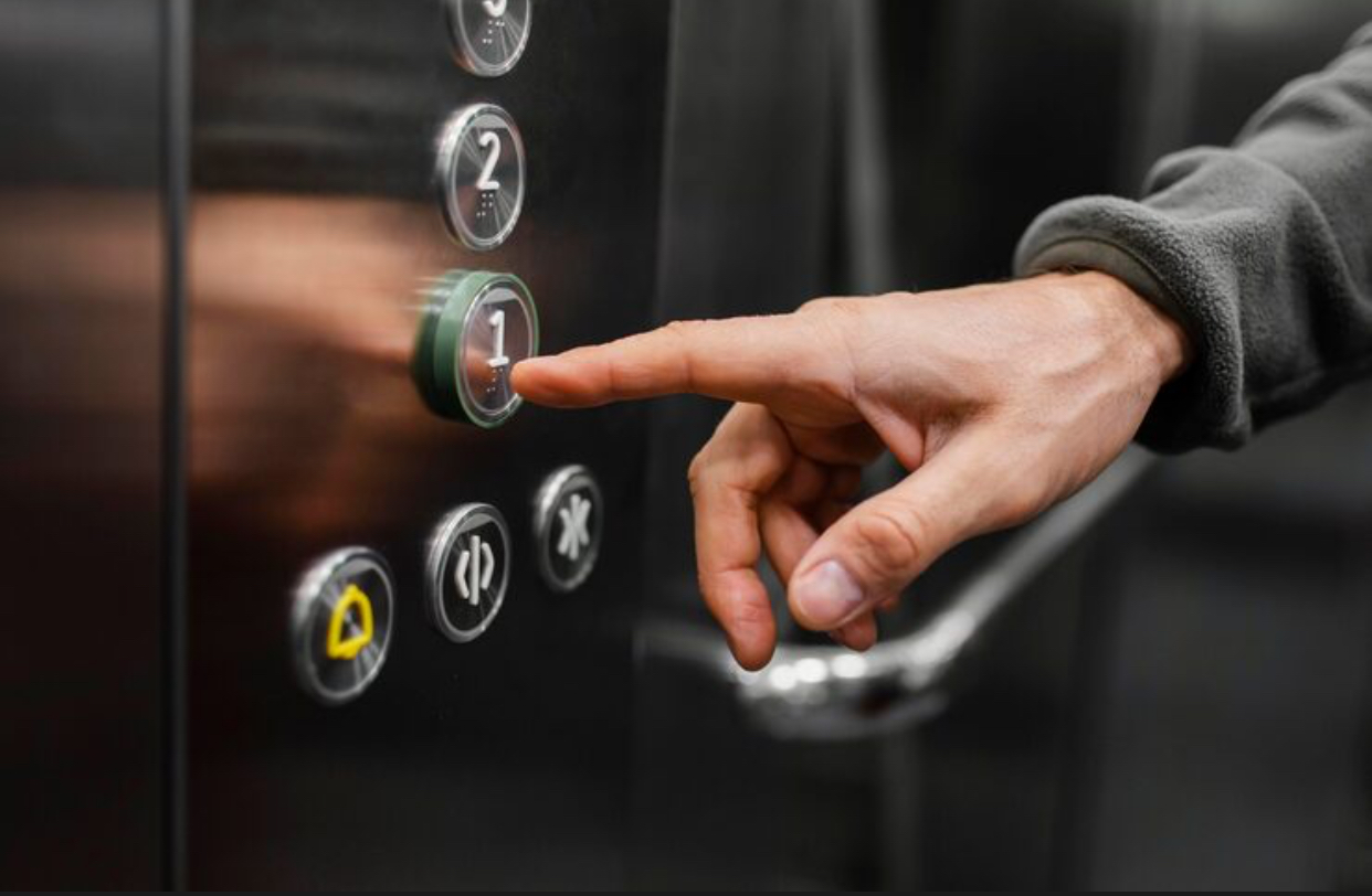 Blocurile cu cel puțin trei etaje vor fi dotate cu lifturi. Clădirile cu risc seismic și monumentele istorice, singurele excepții