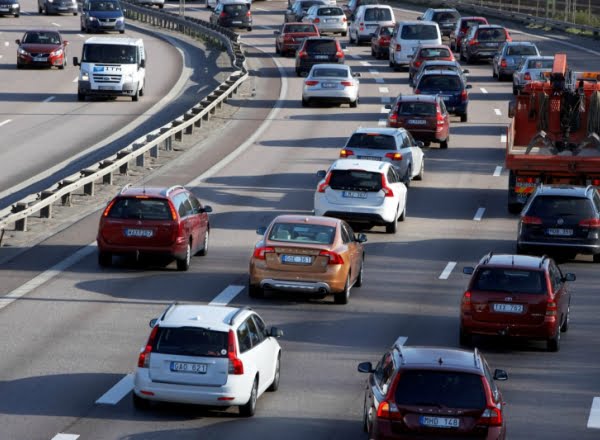 UE ar putea relaxa interdicțiile legate de mașinile pe benzină și motorină. Decizia care se pregătește pentru 2035