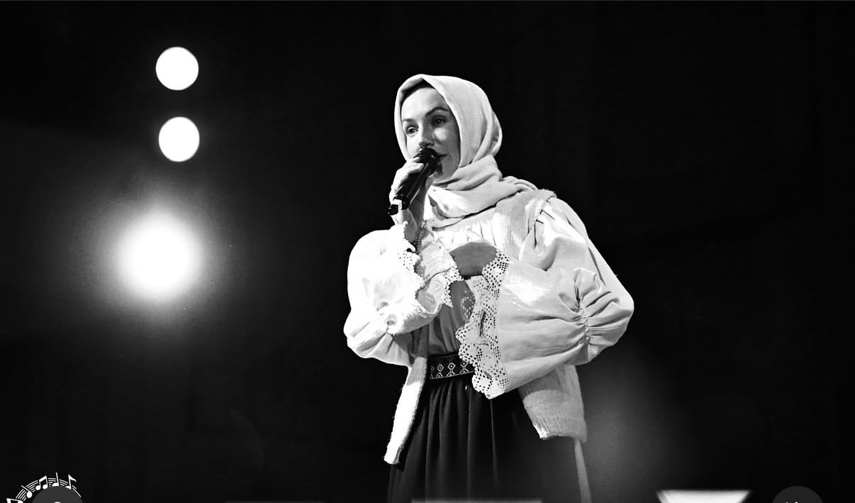 Paula Hrișcu lămurește scandalul cu melodia „Românie mândru plai”. I s-a interzis să-și cânte propriul cântec