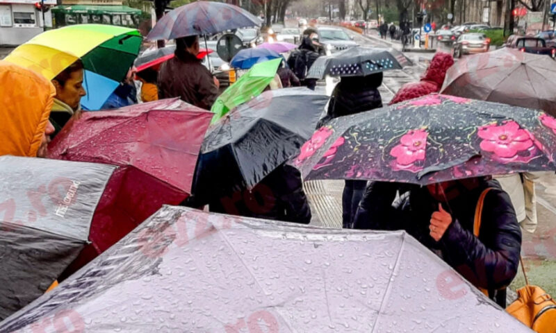 Ploi și furtuni în toată țara. Vremea se strică la început de weekend