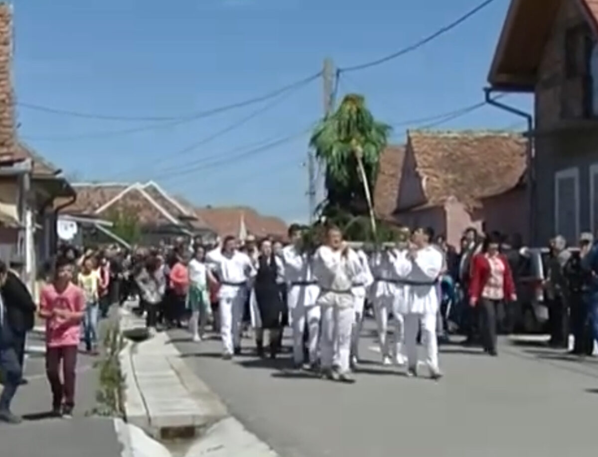 Udatul fetelor, o tradiție păstrată cu sfințenie în satele din Țara Făgărașului. Ce ascunde acest obicei