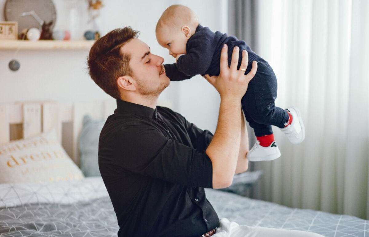 Concediul de paternitate în 2026: drepturi, condiții și indemnizație. Ghid complet pentru viitorii părinți