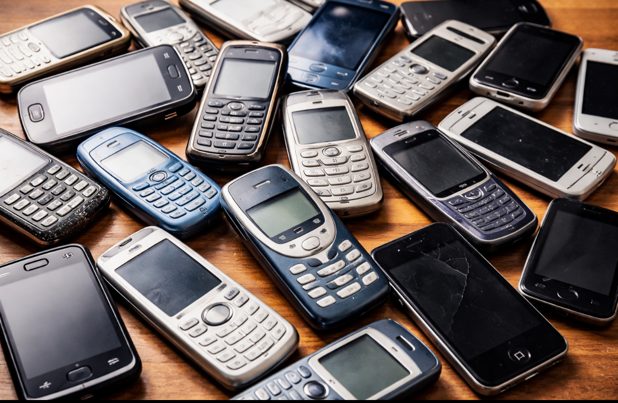 Munți de telefoane și electrocasnice, uitate în casele românilor. De ce refuză să le ducă la reciclat