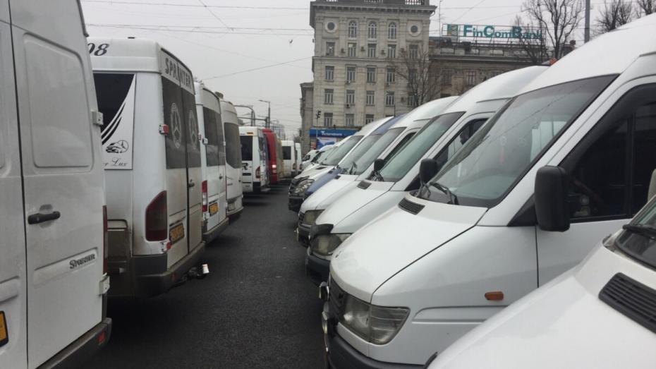 Transportatorii cedează sub presiunea scumpirilor. Curse anulate și riscul majorării tarifelor pentru pasageri