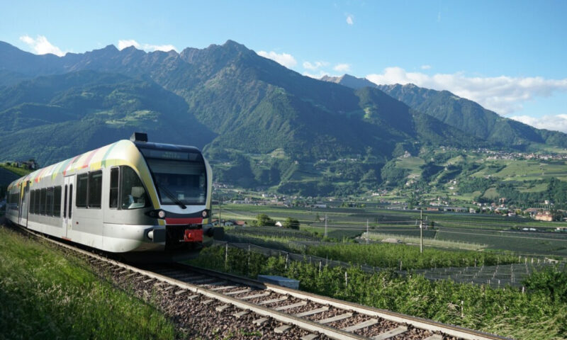 Incendiu la un tren de călători. Vagoanele au fost decuplate, locomotiva, dusă la distanță
