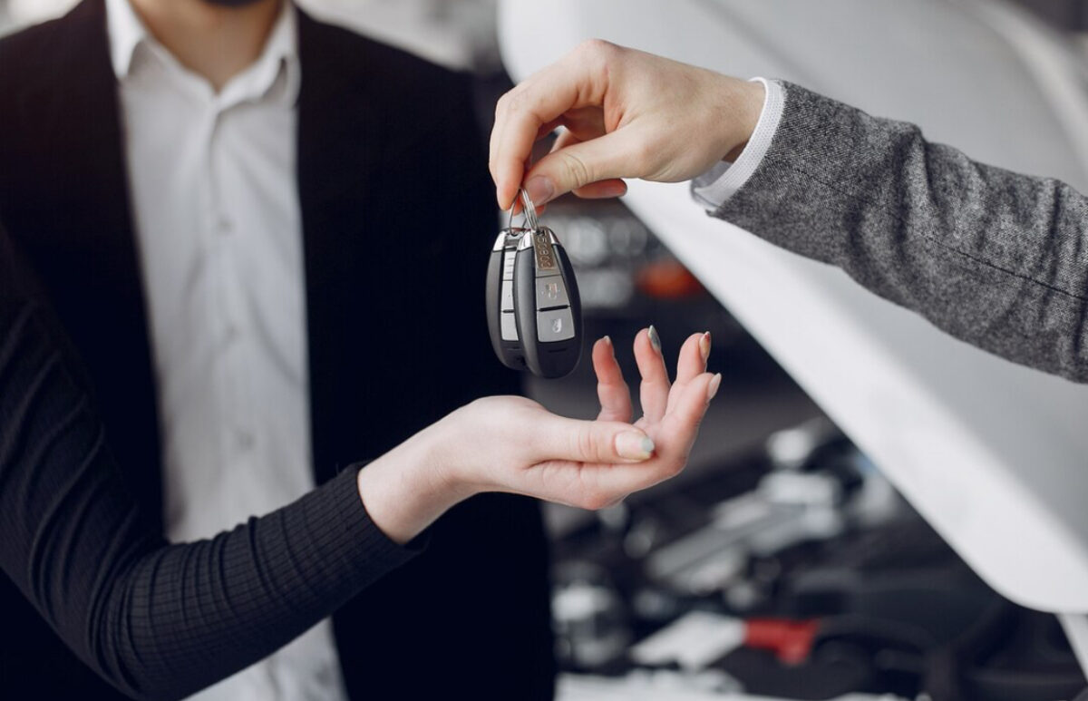 Ce acte sunt necesare când cumperi sau vinzi o mașină. Capcanele și riscurile ignorate de șoferi