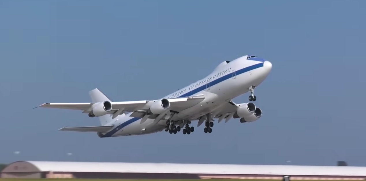 Un cetățean chinez, arestat pe aeroportul din New York după ce ar fi fotografiat aeronave militare americane