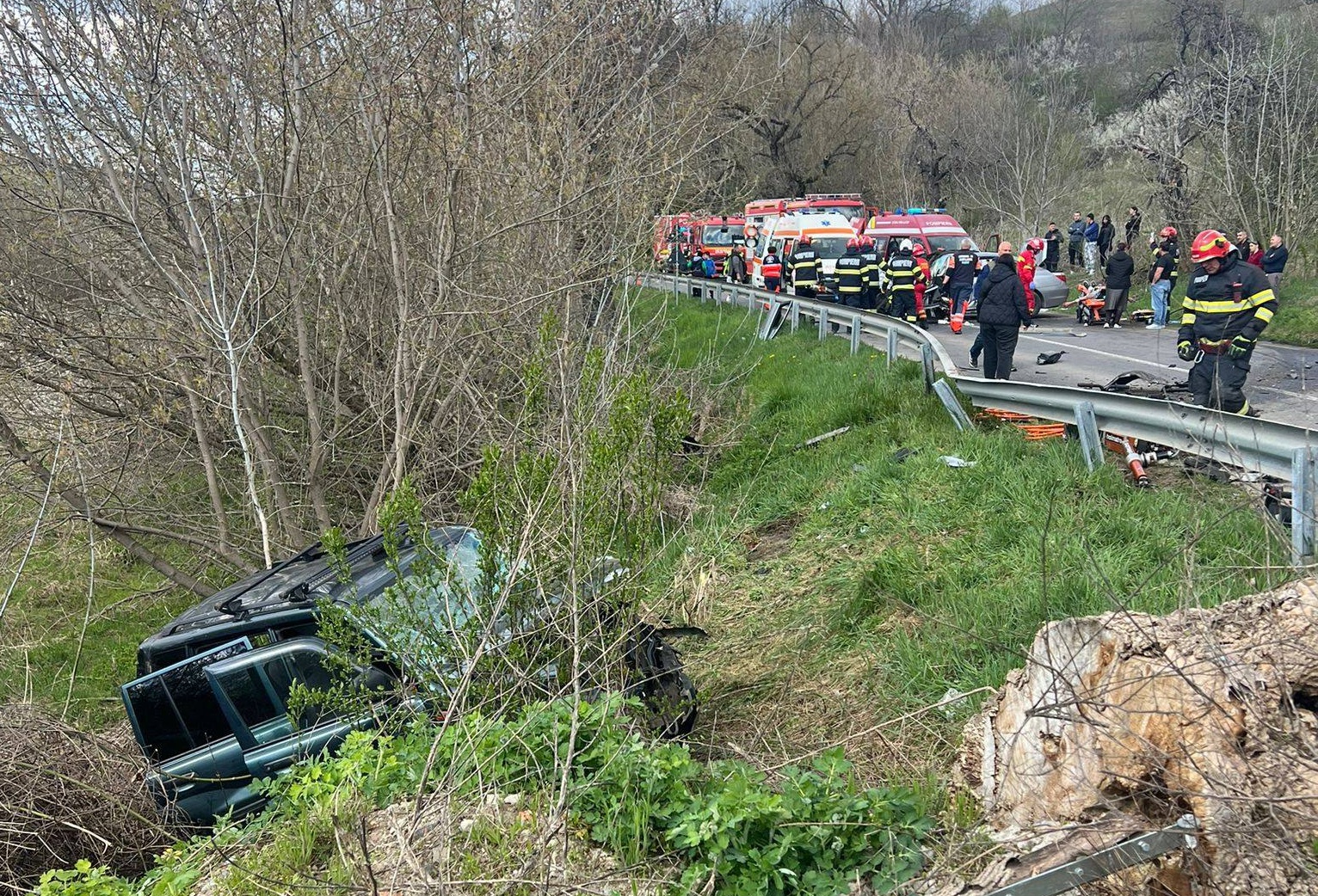 Accident cu șapte persoane pe un drum județean din Sibiu. A fost trimis elicopterul SMURD de la Târgu Mureș