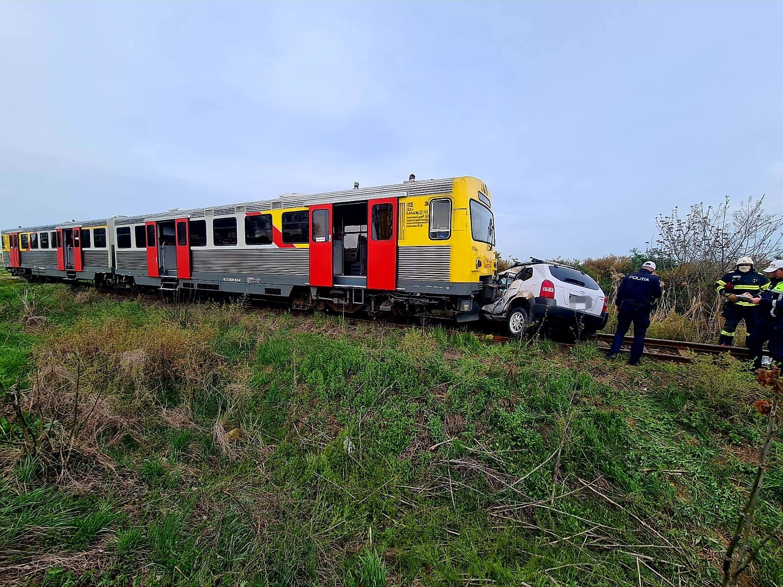 Un bărbat de 71 de ani a murit după ce mașina i-a fost lovită de tren în județul Timiș
