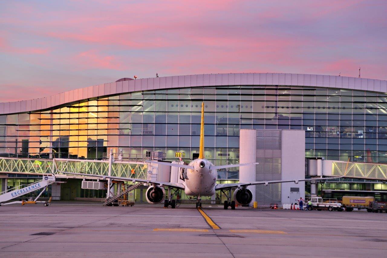 Modernizări anunțate pe Aeroportul Henri Coandă. Lifturi, scări și trotuare rulante vor fi înlocuite