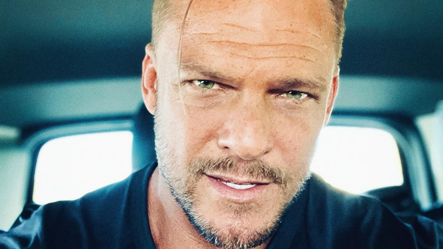 Alan Ritchson va juca rolul principal în „Reacher”. Primul teaser oficial a fost deja lansat