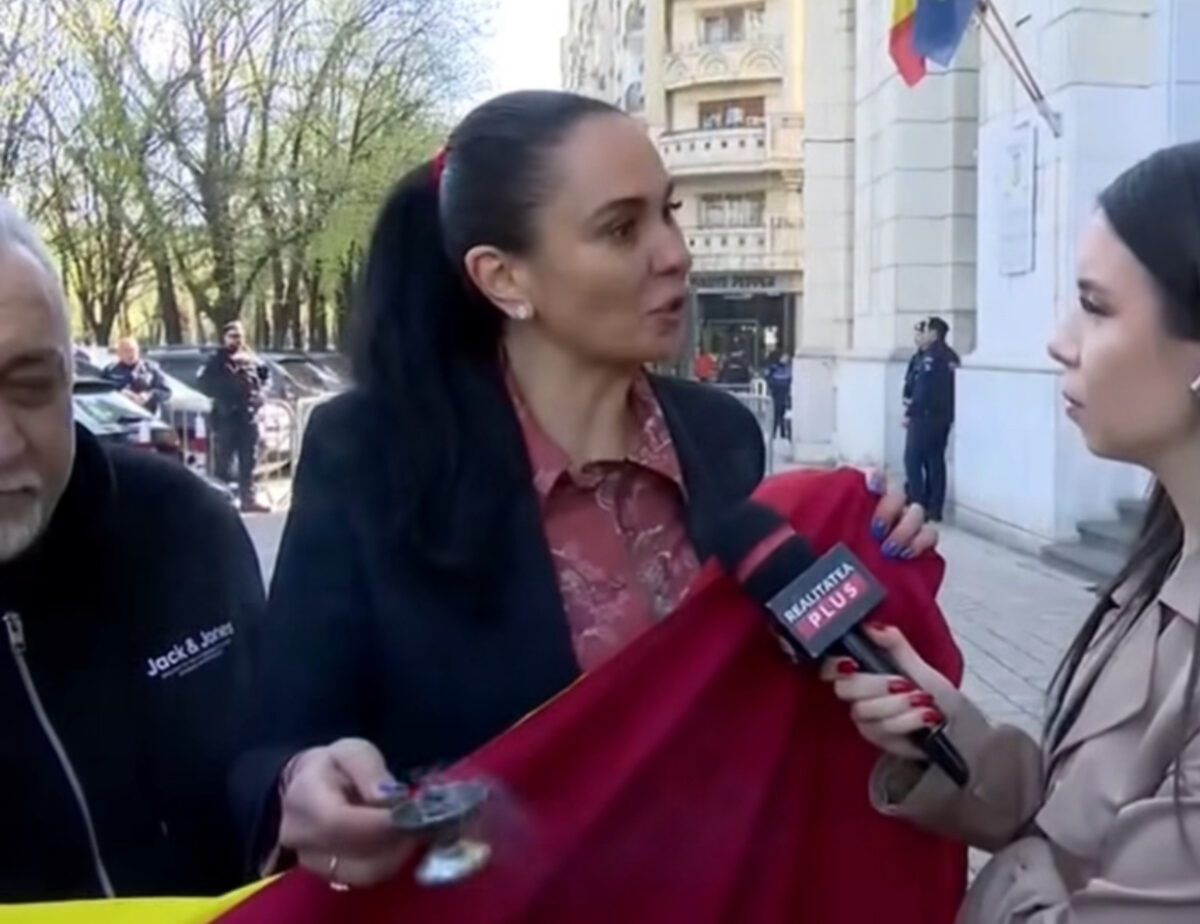 Protest la CNA după retragerea licenței postului Realitatea Plus.  Alexandra Păcuraru a mers cu tămâie în fața instituției