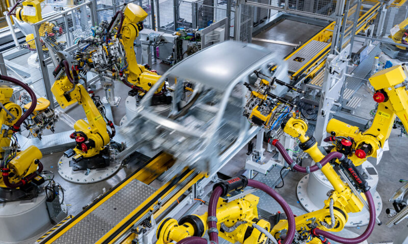 BMW Group introduce roboți umanoizi în producția de vehicule electrice