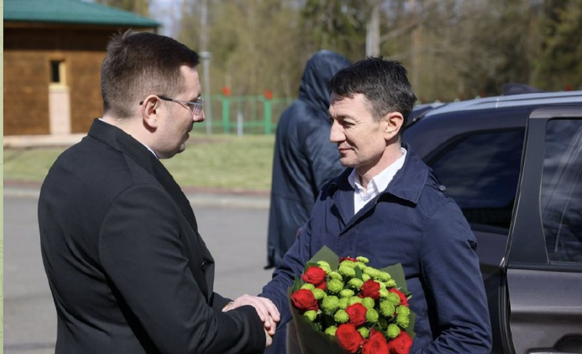 ălan a fost întâmpinat cu flori de către Alexandru Tarasevici, șeful adjunct al KGB-ului din Belarus. sursa: Belta