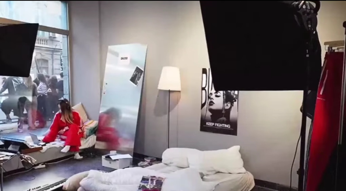 Bianca Tilici a stat închisă 24 de ore într-o cameră cu vedere pe Calea Victoriei. Cum a privit experimentul