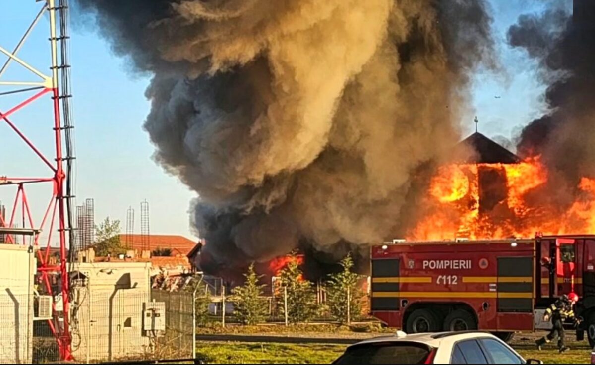 O biserică din Timiș a ars complet în doar câteva minute, în Săptămâna Mare
