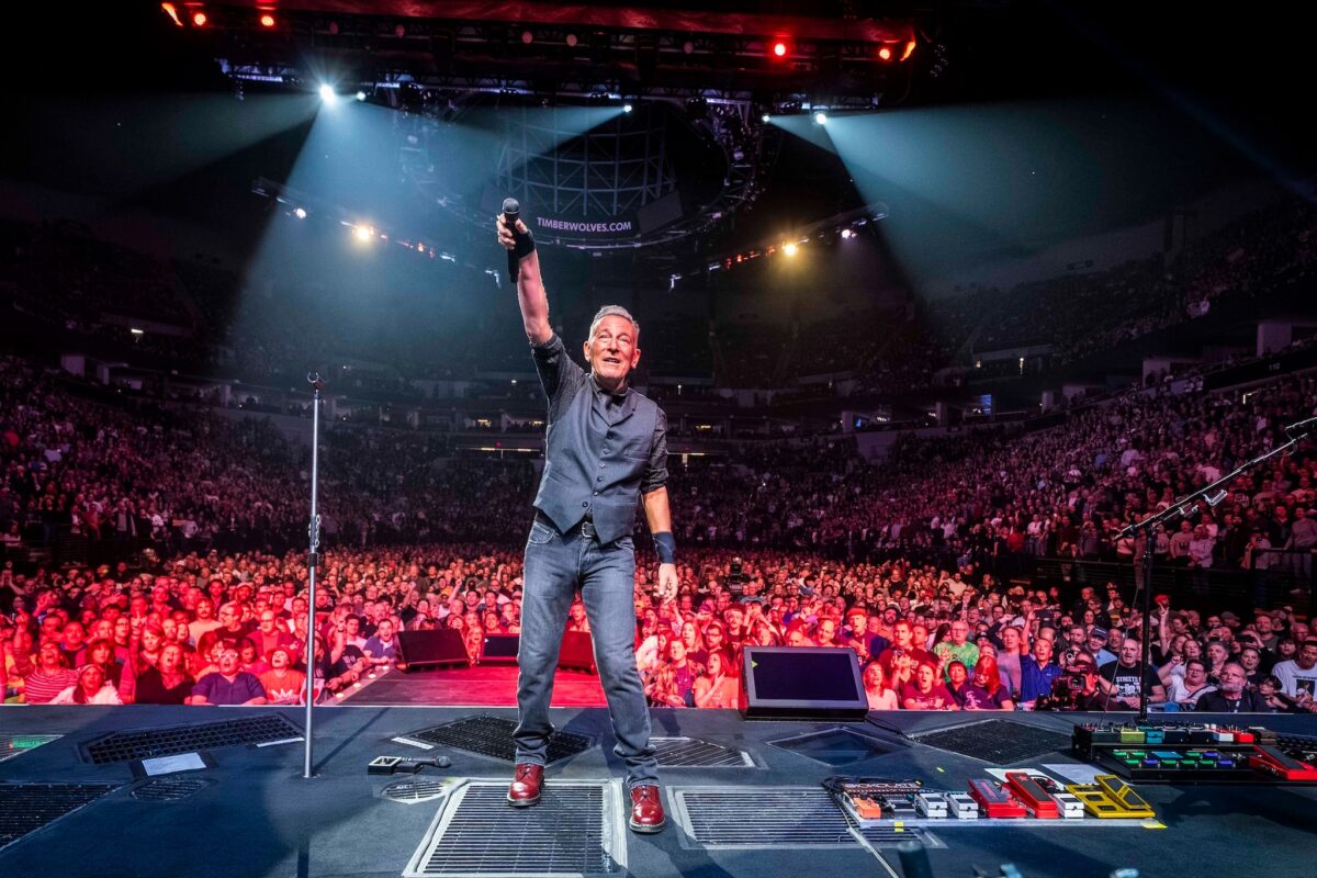 Bruce Springsteen acuză miliardarii de indiferență față de suferința copiilor săraci