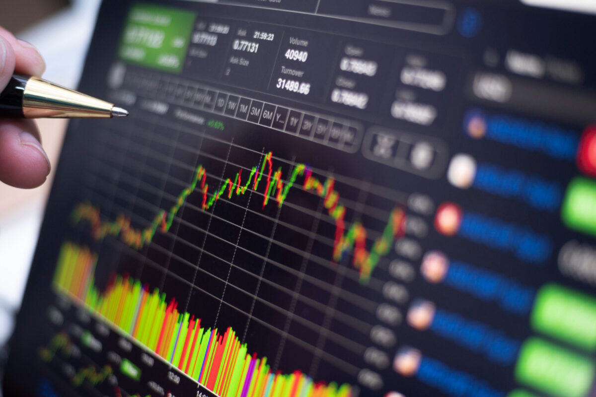 Bursele europene au închis vineri în creștere. Acțiunile companiilor din apărare, în scădere în contextul unui posibil acord de pace Rusia-Ucraina