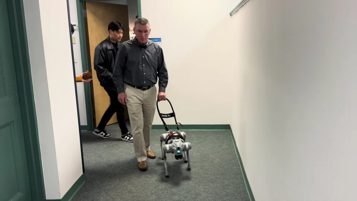 Câinele-robot care „vorbește” cu utilizatorii nevăzători. Noua tehnologie testată de cercetători