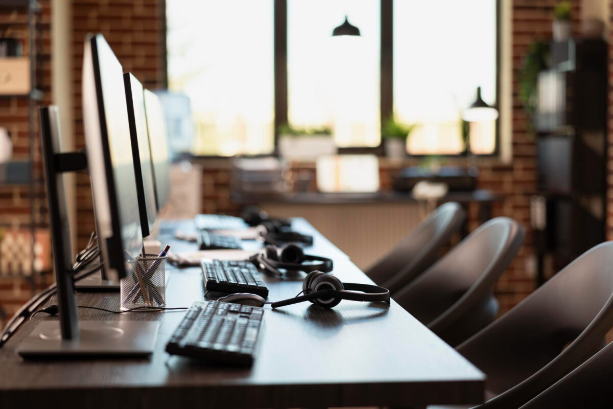 Aproximativ 50.000 de oameni ar putea fi dați afară din call centere, în România