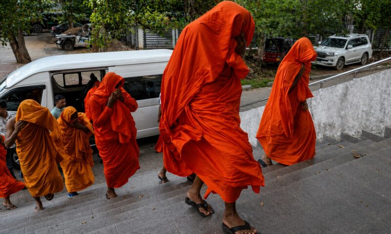 22 de călugări budiști, arestați pe aeroport. Ce au găsit autoritățile în bagajele lor