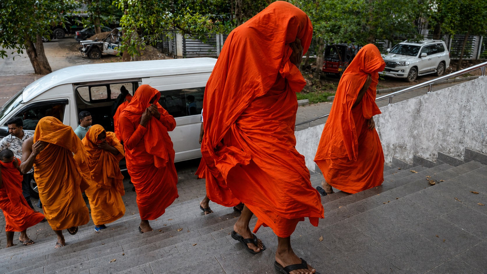22 de călugări budiști, arestați pe aeroport. Ce au găsit autoritățile în bagajele lor
