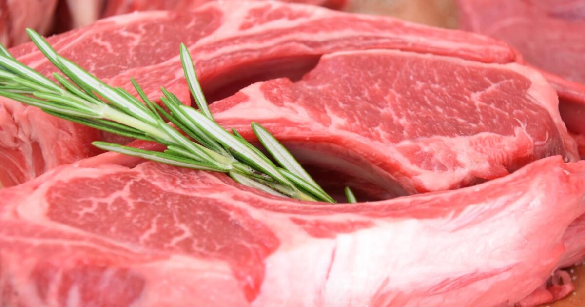 Paștele sigur în farfurie. Cum să alegi carnea proaspătă și să eviți problemele la masă