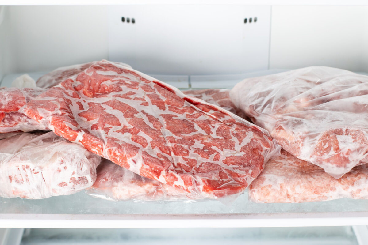 Cum se decongelează corect carnea. Care sunt cele mai folosite metode în bucătărie