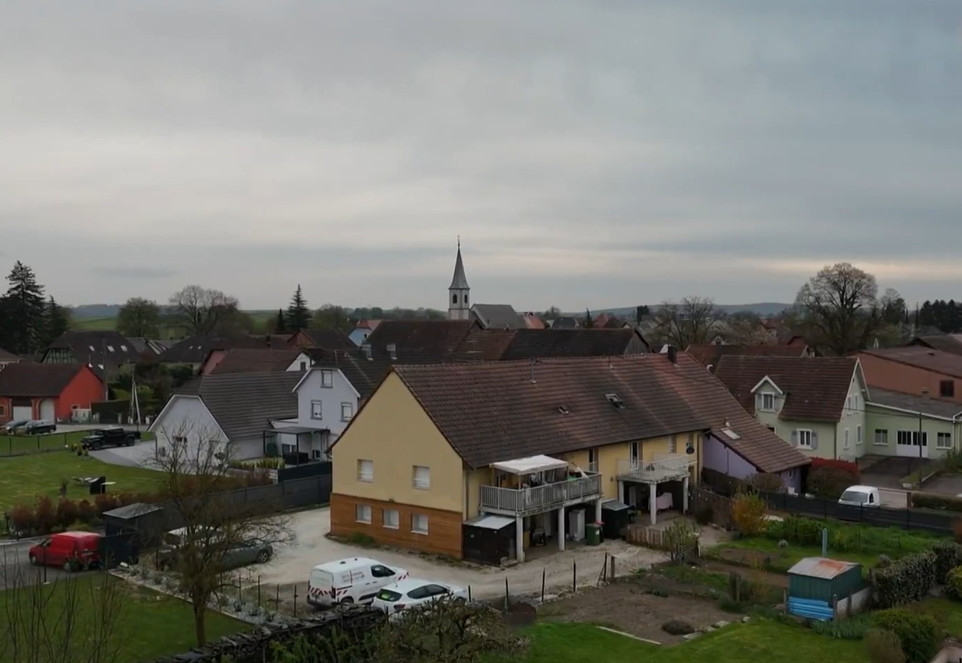 Un copil de nouă ani din Franța a fost găsit închis și subnutrit într-o camionetă. Tatăl și partenera acestuia, puși sub acuzare