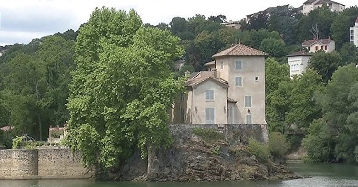 Castelul Châtelard de l’Île Barbe, bijuteria istorică din Lyon, scos la vânzare la un preț redus