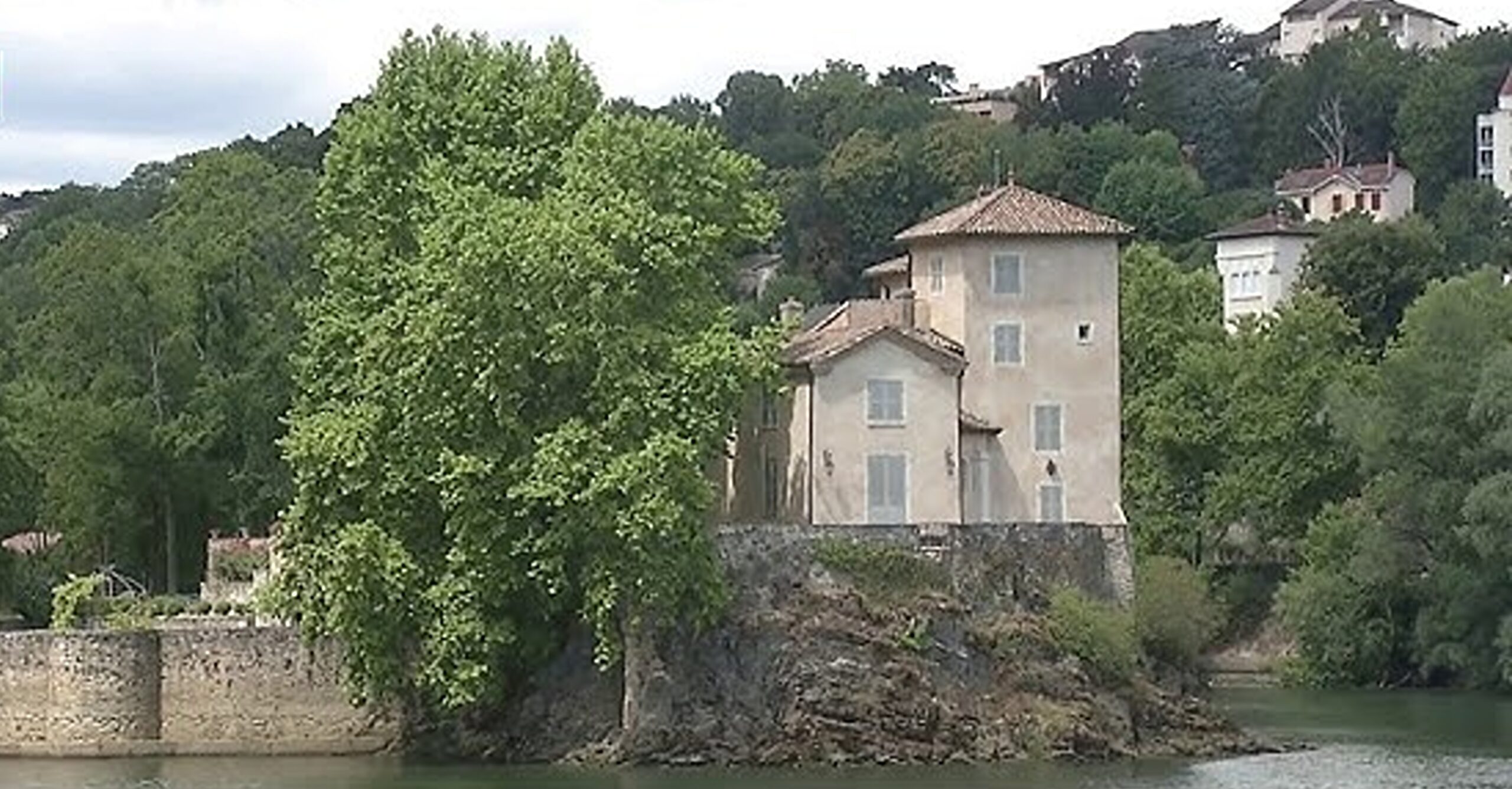 Castelul Châtelard de l’Île Barbe, bijuteria istorică din Lyon, scos la vânzare la un preț redus