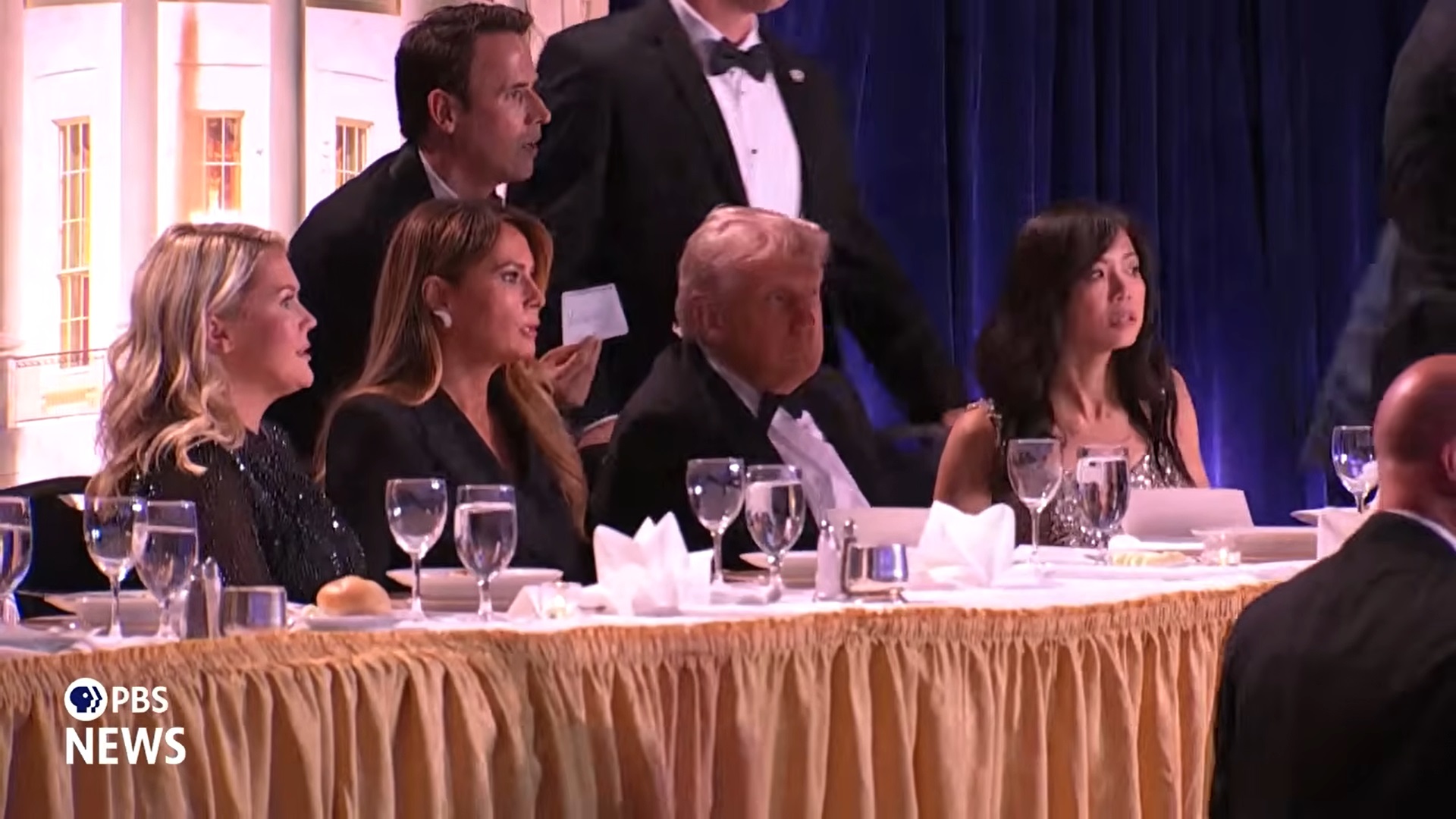 Atentat la Washington. Președintele Trump, soția sa și mulți oficiali de rang înalt, evacuați de Secret Service. Atacatorul a fost omorât. Video. Live text