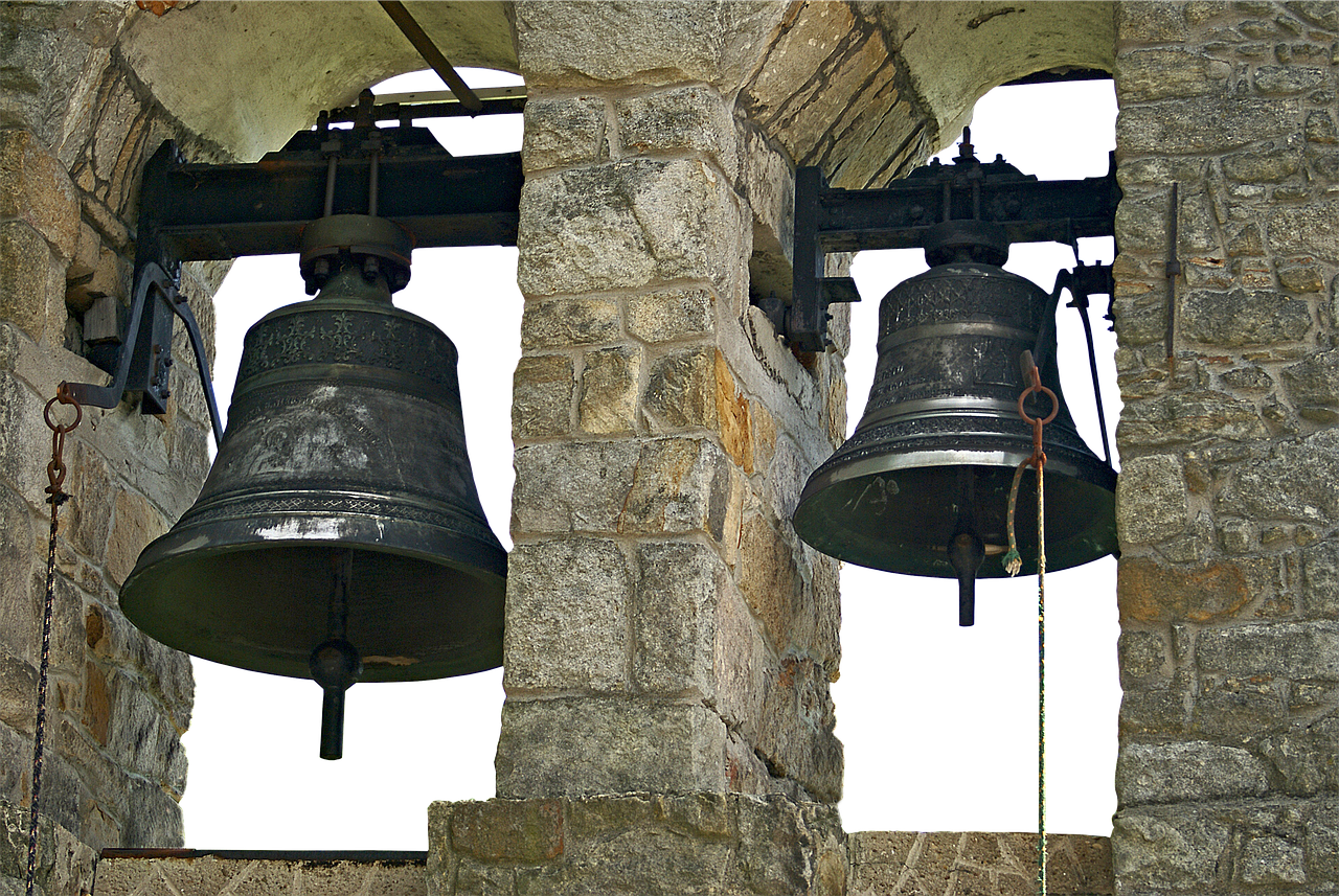 Clopot căzut în noaptea de Înviere la Bacău. Clopotarul a ajuns în stare critică la spital