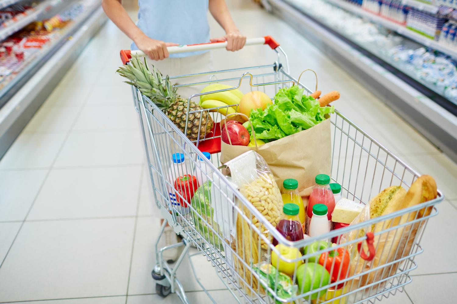 Ce fac românii pentru a economisi bani pe mâncare. Metodele folosite zilnic