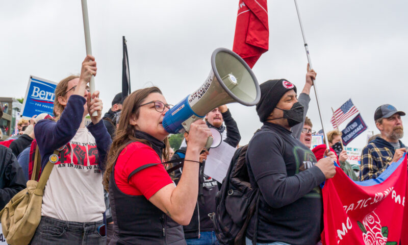 Cer redistribuirea averilor, dar fac parte din clasa privilegiată. Membrii DSA, mult mai bogați decât și-ar imagina criticii