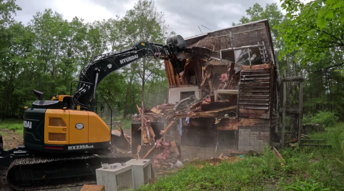 Un francez și-a demolat casa după ce nu a reușit să evacueze o familie de români