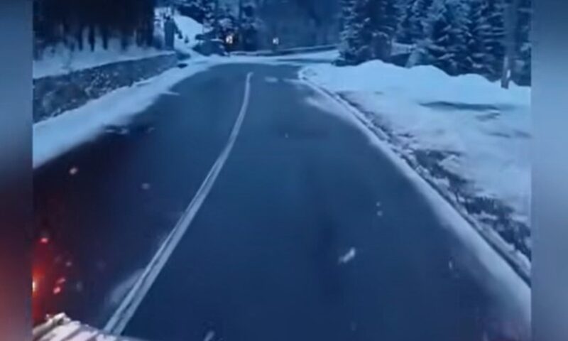 Ninsori pe Transfăgărășan. Drumarii intervin cu utilaje cu lamă și antiderapant pe DN 7C. Video
