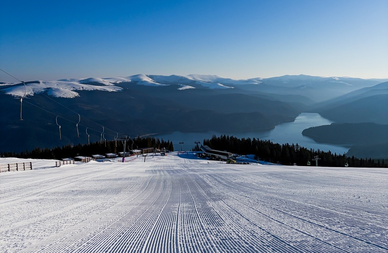 Sute de turiști își petrec prima zi de Paște pe pârtiile din Sinaia și Voineasa