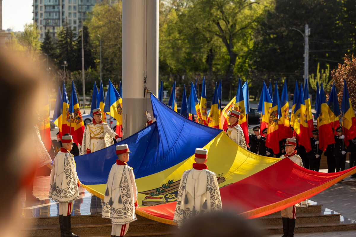 Sub același tricolor. Sute de români de pe ambele maluri ale Prutului s-au reunit la Cetatea Soroca și au votat simbolic pentru reunificare