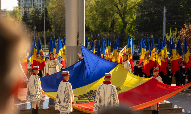 Sub același tricolor. Sute de români de pe ambele maluri ale Prutului s-au reunit la Cetatea Soroca și au votat simbolic pentru reunificare