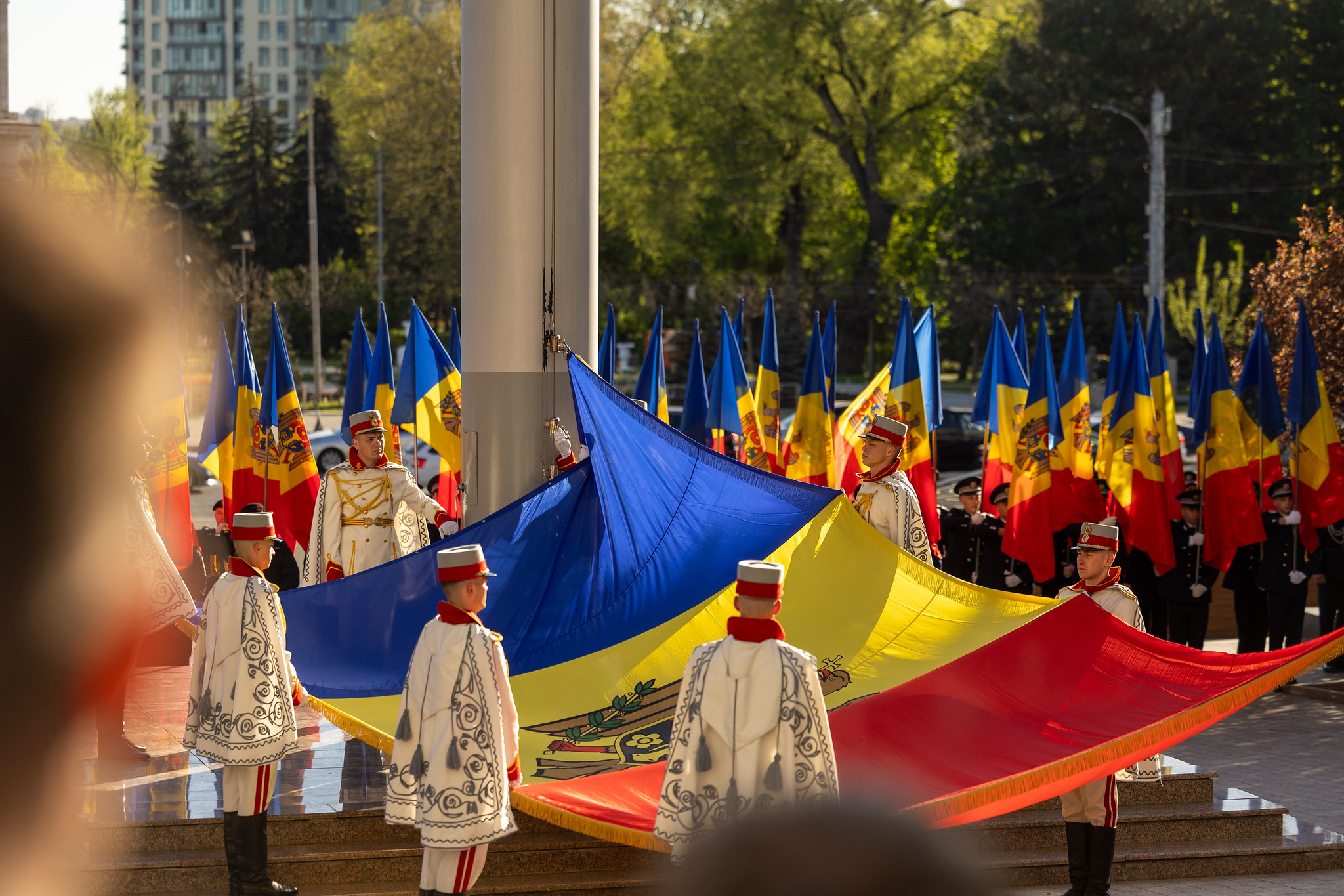 Sub același tricolor. Sute de români de pe ambele maluri ale Prutului s-au reunit la Cetatea Soroca și au votat simbolic pentru reunificare