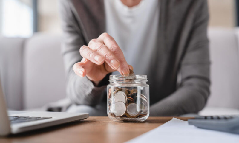 Românii economisesc tot mai puțin. Țara noastră înregistrează cea mai mare scădere din UE